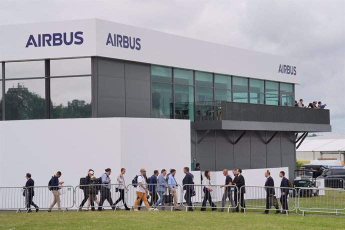 Archivo - 22 July 2024, United Kingdom, Farnborough: People walk past the Airbus building at the Farnborough International Airshow. Photo: Jonathan Brady/PA Wire/dpa