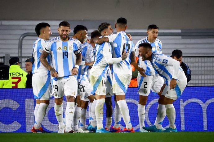 La selección Argentina celebra un gol ante Chile. 