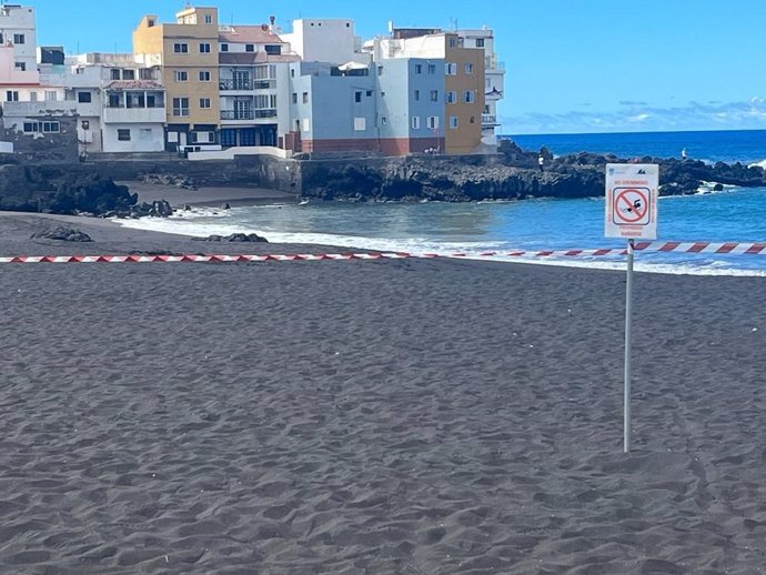 Archivo - Playa Grande de Playa Jardín, en Puerto de la Cruz, cerrada al baño