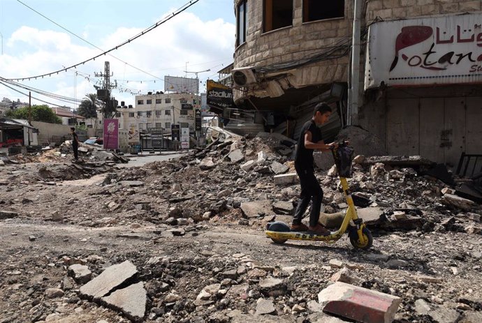 Un palestino frente a edificios y calles dañadas por la operación lanzada por el Ejército de Israel contra la ciudad de Yenín, en Cisjordania (archivo)