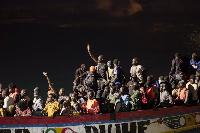 Una patera con 176 migrantes a bordo llega al puerto de La Restinga en El Hierro.