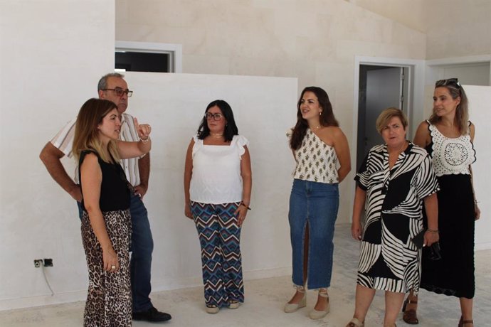 María Luisa Cava, en su visita a Pedrera para informar de la unidad de estancia diurna para mayores.