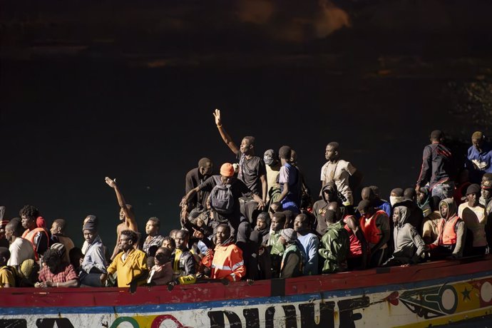 Una patera con 176 migrantes a bordo llega al puerto de La Restinga rescatada por Salvamento Marítimo, a 4 de septiembre de 2024, en El Hierro, Santa Cruz de Tenerife, Canarias (España). Un Cayuco con 176 personas migrantes a bordo ha sido rescatado por S