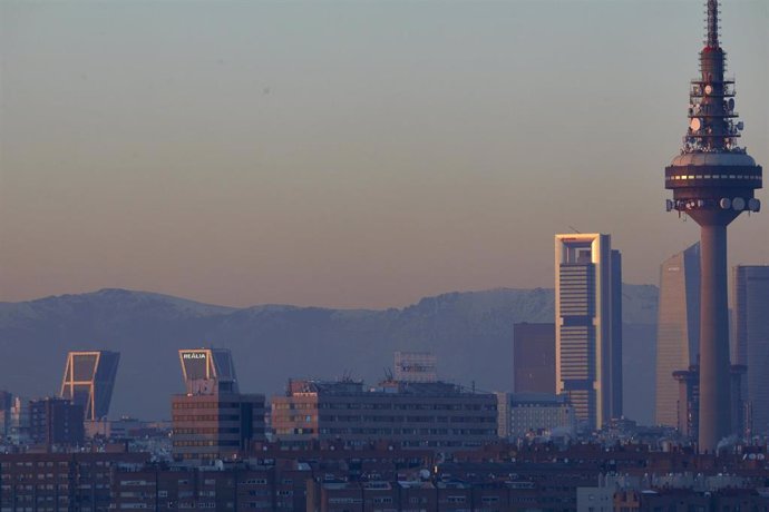 Archivo - Capa de contaminación sobre la ciudad desde el Cerro del Tío Pío en Madrid (España), a 18 de enero de 2021. 