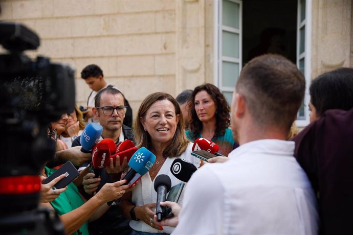 La consejera de Desarrollo Educativo y Formación Profesional, María del Carmen Castillo (2i) junto a varios profesionales del nuevo Instituto de Educación Secundaria del municipio de Huércal de Almería.