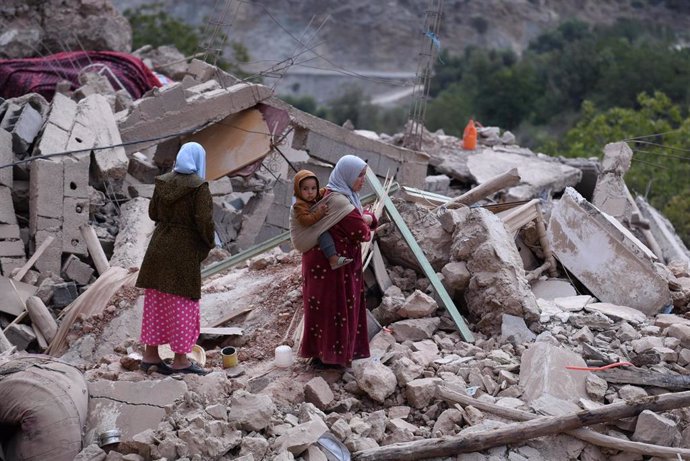 Archivo - Mujeres buscan entre los escombros de la aldea desaparecida, a 14 de septiembre de 2023, en Imi N’Tala, región de Marrakech-Safi (Marruecos).