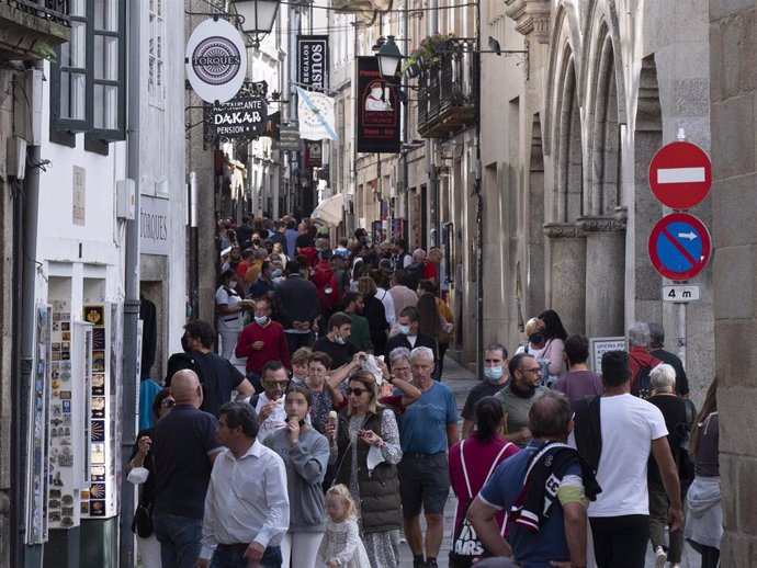 Archivo - Varias personas caminan por la calle del Franco, a 9 de octubre de 2021, en Santiago de Compostela, A Coruña, Galicia (España). Galicia amplía desde este sábado el aforo en interiores, así como las reuniones en locales de hostelería a 10 persona