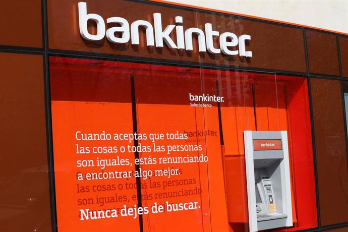 Archivo - Una de las oficinas del banco Bankinter de la capital tras el anuncio de que algunas entidades bancarisa adelantarán  adelantado el pago de las pensiones a sus clientes para que no se produzcan aglomeraciones en las oficinas y así evitar posible