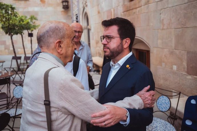 El expresidente de la Generalitat Pere Aragonès junto al activista por los derechos LGTBI, heraldista e impulsor del Front d'Alliberament Gai de Catalunya (Fagc), Armand de Fluvià