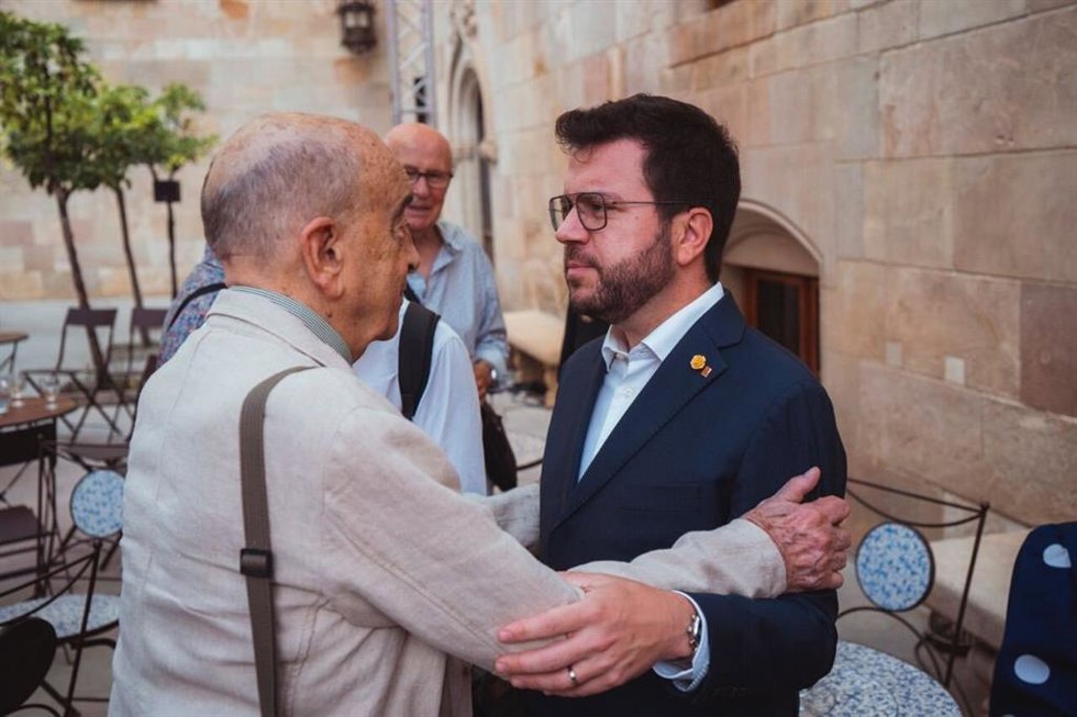 El expresidente de la Generalitat Pere Aragons junto al activista por los derechos LGTBI, heraldista e impulsor del Front d'Alliberament Gai de Catalunya (Fagc), Armand de Fluvi