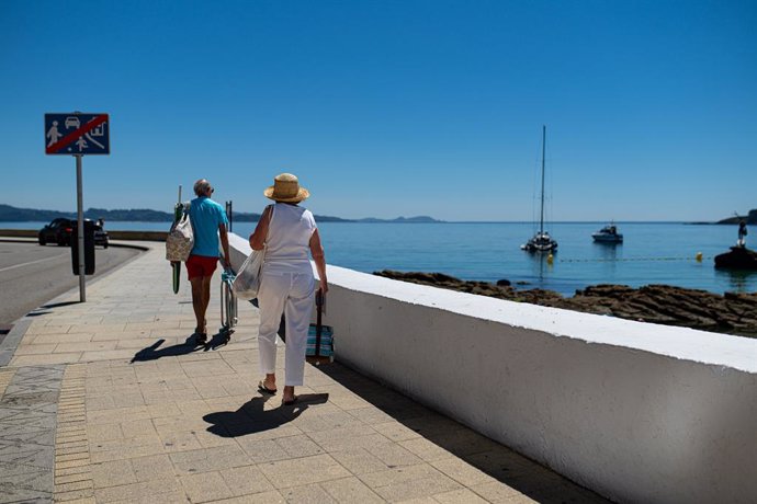 Archivo - Varias personas caminan hacia la playa, a 7 de agosto de 2023, en Pontevedra, Galicia (España). 