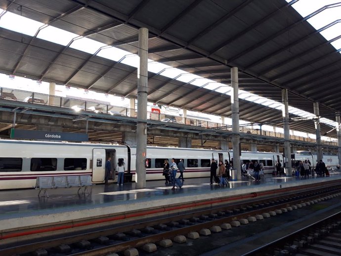 Archivo - Viajeros en la estación de trenes de Córdoba.