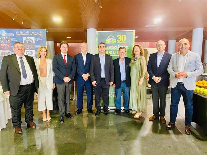 La eurodiputada del PP Carmen Crespo durante su visita a la sede de AgroIris en El Ejido (Almería).