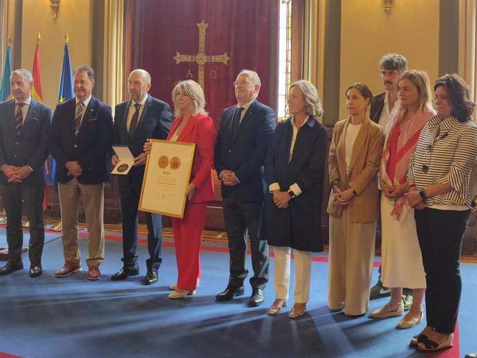 Entrega a la Junta General de la medalla por el centenario de la Feria de Muestras de Asturias