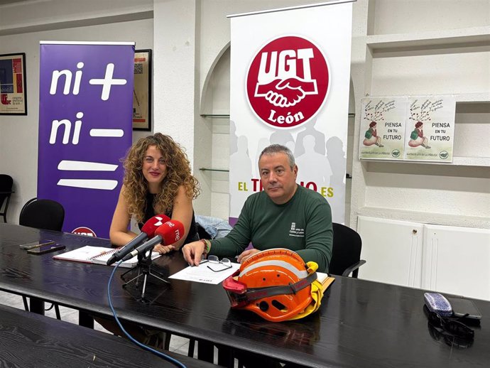 La secretaria del Sector de Administración Autonómica de UGT-SP en León, Ruth Sanz, junto al delegado sindical de UGT - Agente Medioambiental, Alfonso Vallecillo.