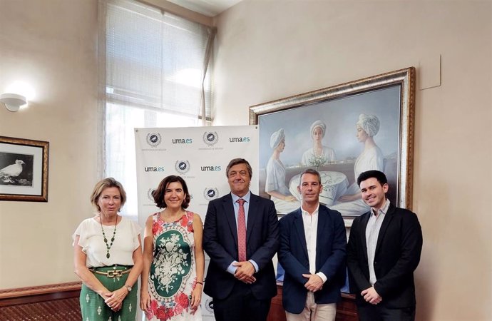 La consejera de Empleo de la Junta de Andalucía, Rocío Blanco, segunda por la izquierda, en su visita al Instituto Emergente de Investigación sobre juventud y mercado de trabajo de la Universidad de Málaga.