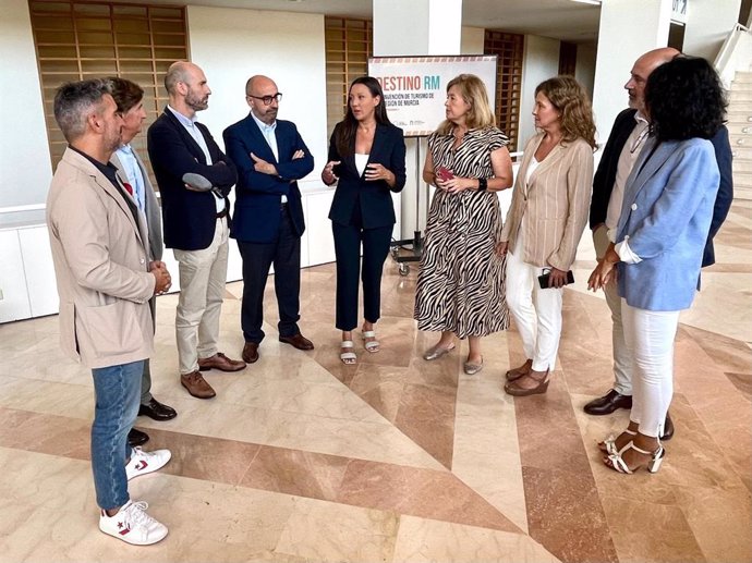 La consejera Carmen Conesa, con asistentes al acto de presentación de la I Convención de Turismo de la Región de Murcia