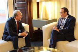 El presidente del Parlament, Josep Rull, se ha reunido este viernes con el presidente de l'Autoritat Catalana de la Competència (ACCO), Roger Loppacher