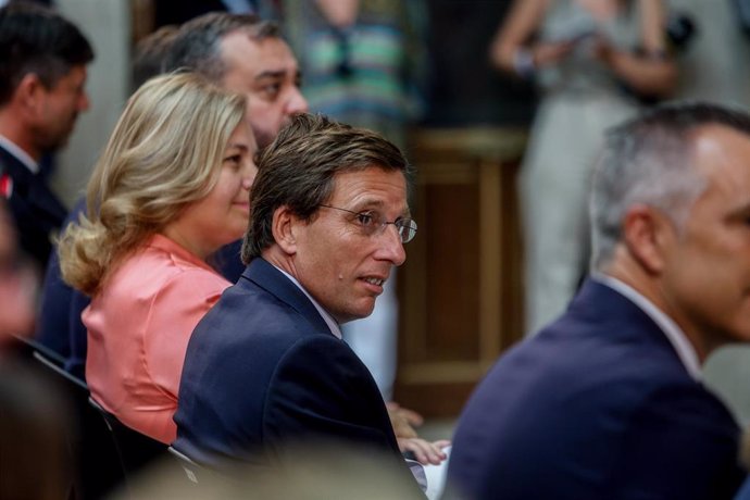 El alcalde de Madrid, José Luis Martínez-Almeida (c), durante el acto de entrega de las Palomas de Bronce-Bomberos de Madrid, en la Casa de la Villa