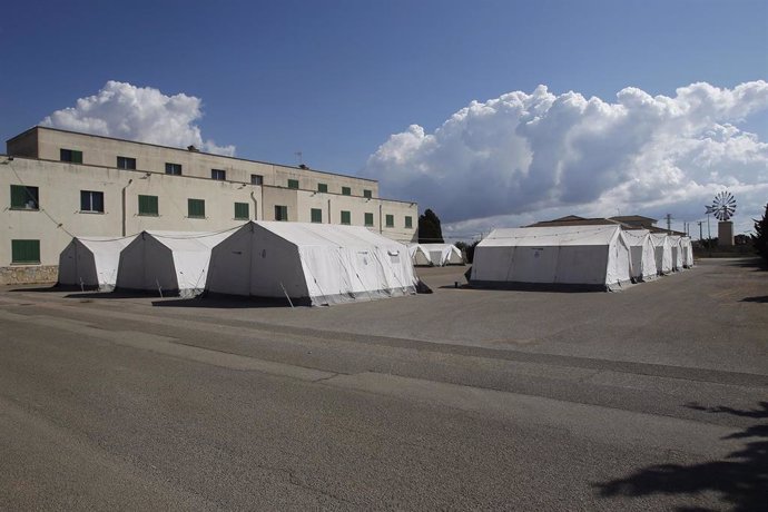 Archivo - Tiendas de campaña colocadas en las instalaciones del antiguo cuartel de Son Tous en 2021.