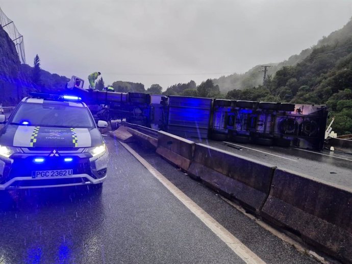 Imagen del camión accidentado.