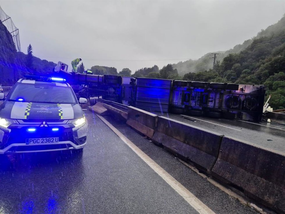Imagen del camión accidentado.