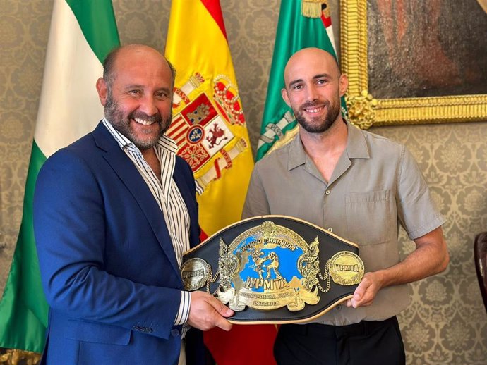 El vicepresidente primero de la Diputación de Cádiz, Juancho Ortiz, junto a Carlos Coello, campeón del mundo de muay thai.