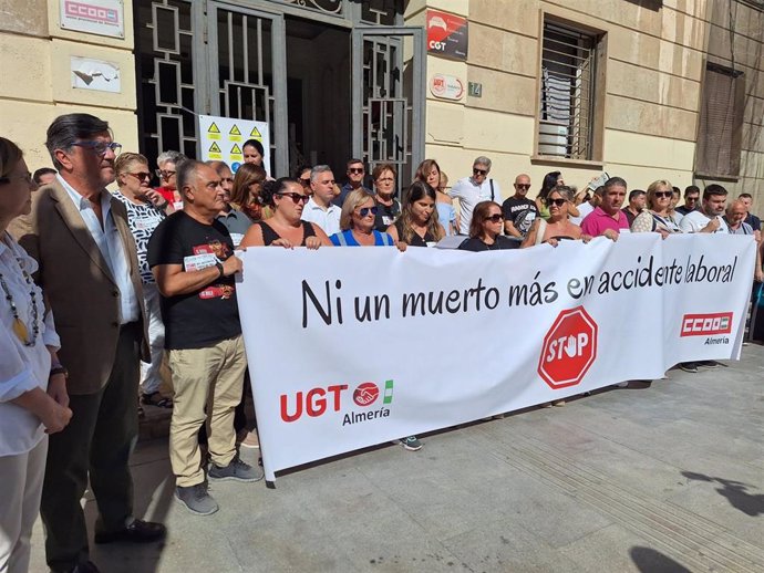 Concentración llevada a cabo en la puerta del Edificio Sindical.