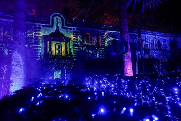 Archivo - Espectáculo de luces Naturaleza Encendida en los jardines del Real Alcázar de Sevilla.