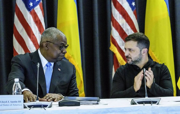 El secretario de Defensa de Estados Unidos, Lloyd Austin, y el presidente de Ucrania, Volodimir Zelenski,en la base de Ramstein (Alemania)