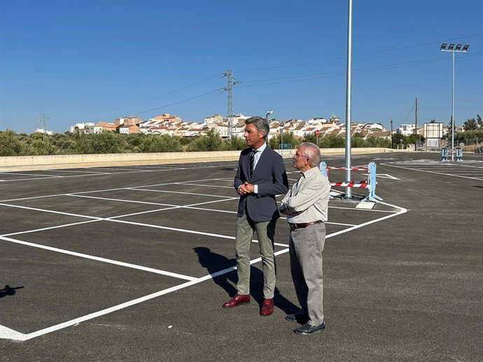 El delegado de Infraestructuras, Sostenibilidad y Agricultura de la Diputación de Córdoba, Andrés Lorite, visita la obra en Santaella acompañado por su alcalde, José del Río.