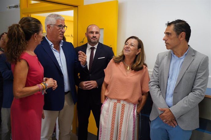 La consejera de Desarrollo Educativo y Formación Profesional, María del Carmen Castillo visita el nuevo IES de Huércal de Almería.  