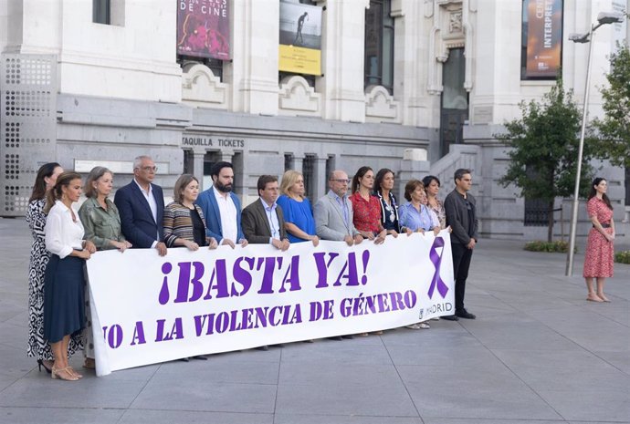 El alcalde de Madrid, José Luis Martínez-Almeida, participa en el minuto de silencio convocado por el Ayuntamiento como muestra de repulsa y condena por el asesinato en Puente de Vallecas de una mujer,