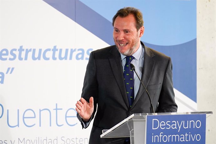 El ministro de Transporte y Movilidad Sostenible, Óscar Puente, interviene durante un desayuno informativo organizado por el diario Ideal.