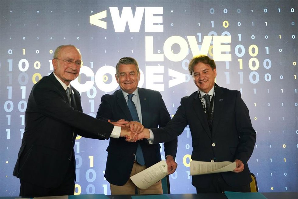El consejero de la Presidencia, Interior, Diálogo Social y Simplificación Administrativa, Antonio Sanz (c), junto al alcalde de Málaga, Francisco de la Torre (i), y el director general de FundaciónTelefónica, Luis Prendes (d), en la firma de un conveni
