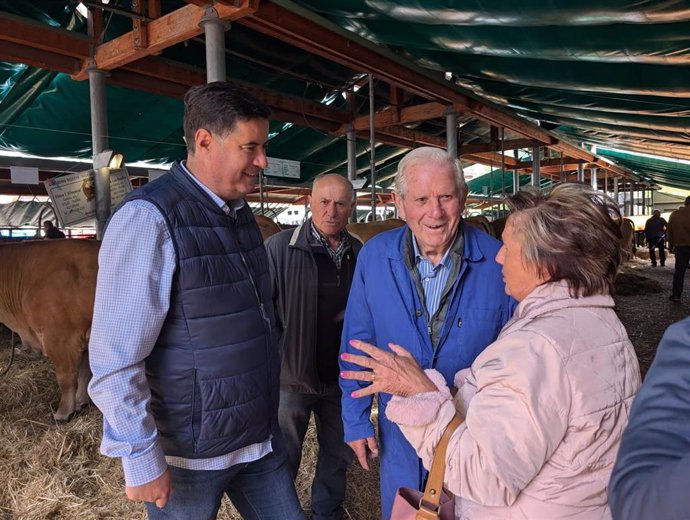 El diputado nacional del PP por Asturias, Silverio Argüelles, en la feria ganadera de Somiedo.