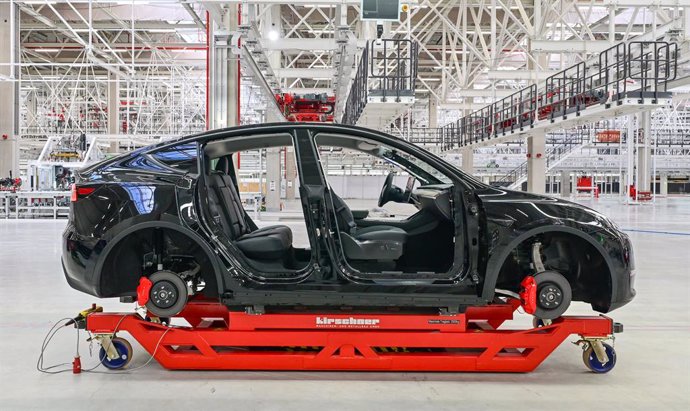 Archivo - FILED - 09 October 2021, Brandenburg, Gruenheide: A Tesla Model Y is seen in a production hall of the Tesla Gigafactory during the open day. Tesla has updated its pricing for Model 3 and Model Y to increase prices across the board. 