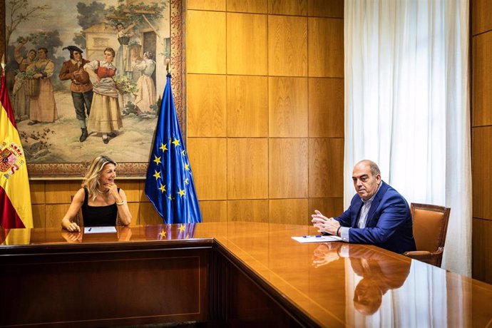 La vicepresidenta segunda del Gobierno y ministra de Trabajo, Yolanda Díaz, y el presidente de ATA y vicepresidente de CEOE, Lorenzo Amor