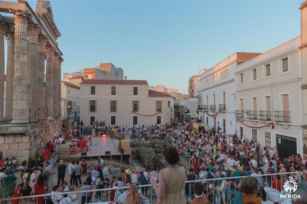 Archivo - Numeroso público en el entorno del Templo de Diana con motivo de Emerita Lvdica en la edición de 2024.