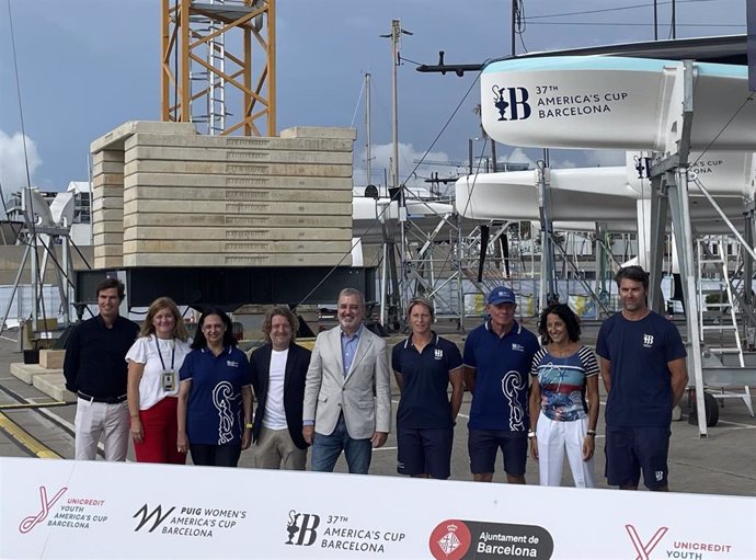 El alcalde de Barcelona, Jaume Collboni, junto con el ceo del America's Cup Event, Grant Dalton, el concejal de Deportes, David Escudé, la coordinadora de competiciones, Abby Ehler, y otros miembros de la Copa América.