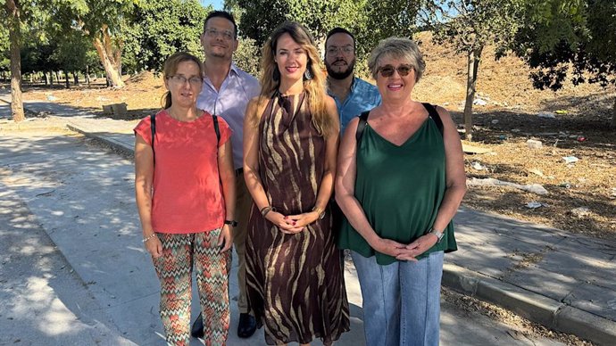 La concejala de VOX, Yolanda Gómez, junto a la presidenta de la AAVV de la Loma de San Julián, Josefina Blanco, entre otros.