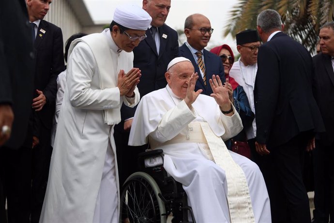 El Papa Franscico, durante un encuentro con el gran imam de la Mezquita Istiqlal de Yakarta, Nasaruddin Umar, en el marco de su visita a Indonesia (archivo)