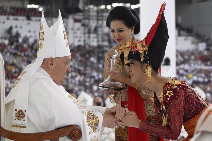 El Papa durante su viaje a Indonesia