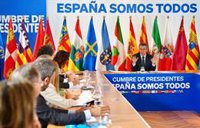 El PP intenta simular una Conferencia de Presidentes con su cumbre autonómica, con comparecencias y banderas de las CCAA