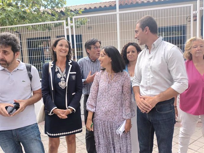 Los portavoces del PSOE en el Ayuntamiento y la Comunidad de Madrid, Reyes Maroto y Juan Lobato, acuden a la escuela infantil de Valdebernardo, junto a Mercedes González secretaria general del PSOE Madrid Ciudad