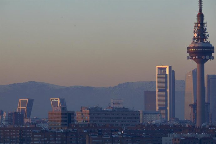 Archivo - Arxiu - Capa de contaminació sobre la ciutat a Madrid (Espanya), a 18 de gener del 2021. 