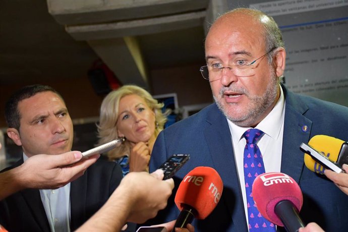 El vicepresidente de Castilla-La Mancha, José Luis Martínez Guijarro, atiende a los  medios en la inauguraicón de la exposición que conmemora el aniversario del Museo de las Ciencias.