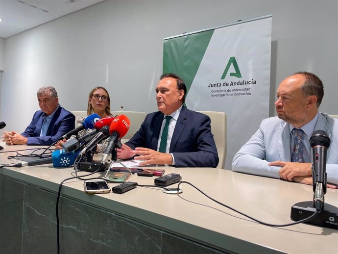 El consejero de Universidad, José Carlos Gómez Villamandos, en rueda de prensa en Córdoba.