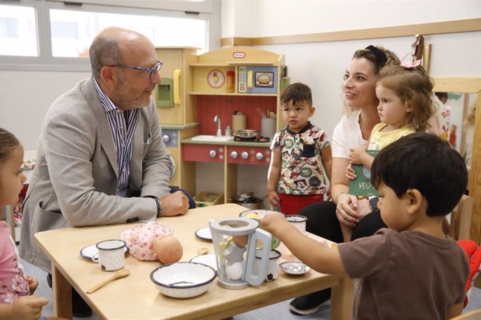 El delegado de Políticas Sociales, Familia e Igualdad, José Fernández, charla con unos niños en la Escuela Infantil Municipal Parque de Ingenieros