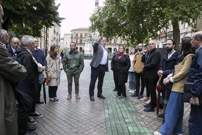 El alcalde de Pamplona, Joseba Asiron, visita el Paseo Sarasate con los equipos redactores seleccionados para la reforma de este espacio.